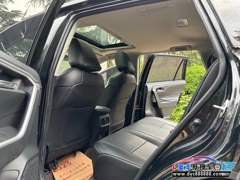 21年丰田RAV4轿车抵押车出售