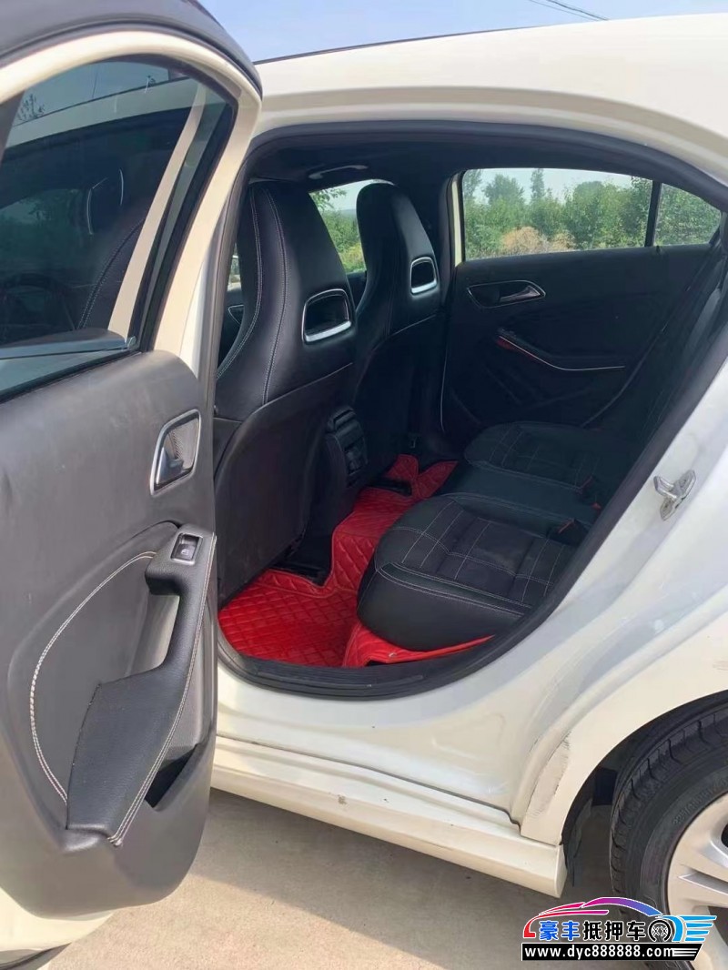 14年奔驰A轿车抵押车出售