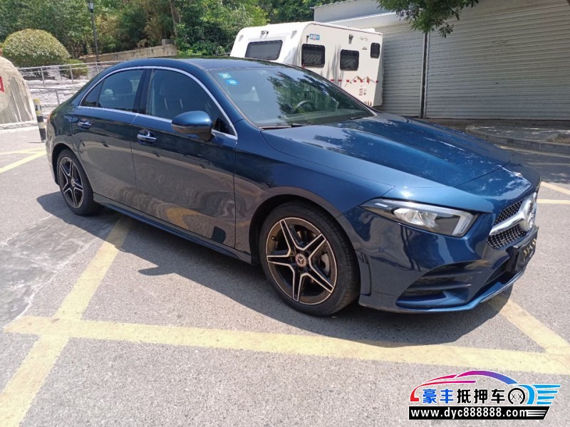 19年奔驰A轿车抵押车出售