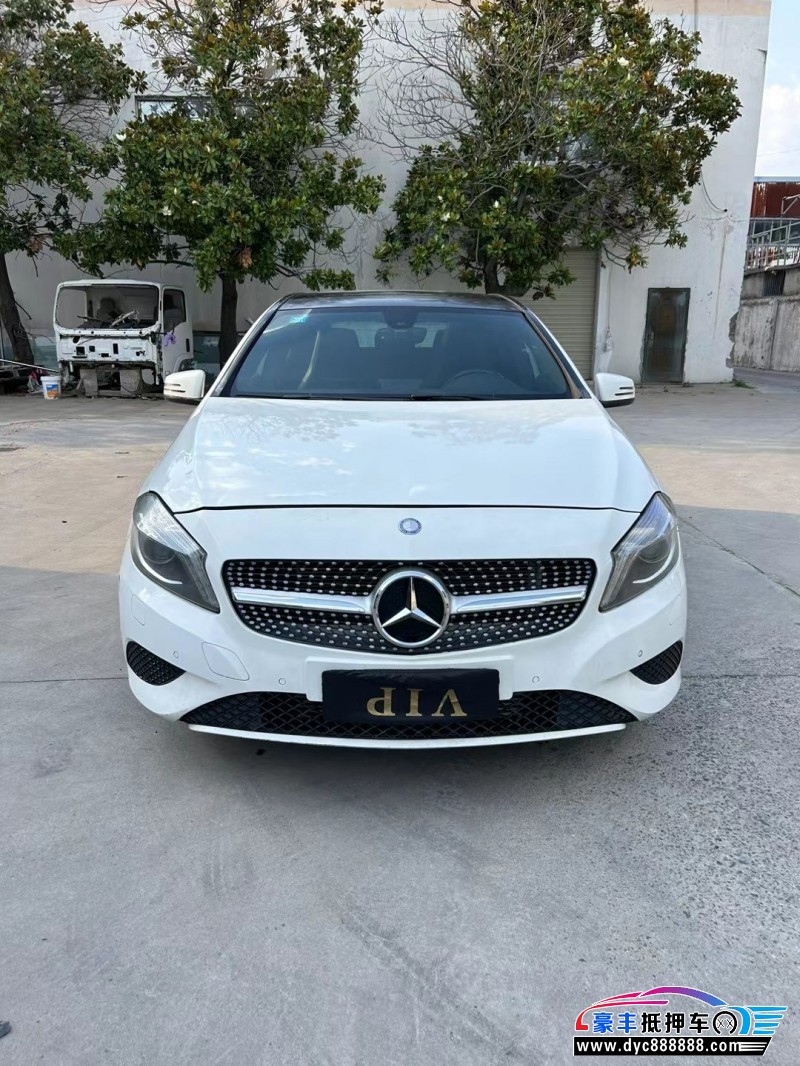 14年奔驰A轿车抵押车出售