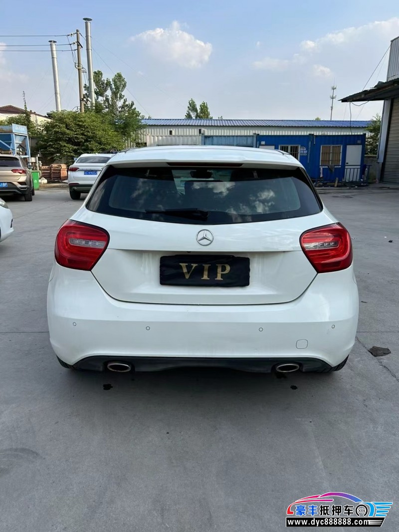 14年奔驰A轿车抵押车出售