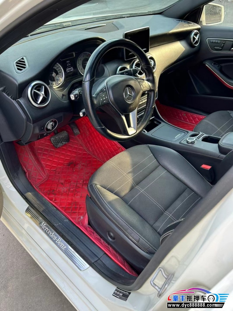 14年奔驰A轿车抵押车出售