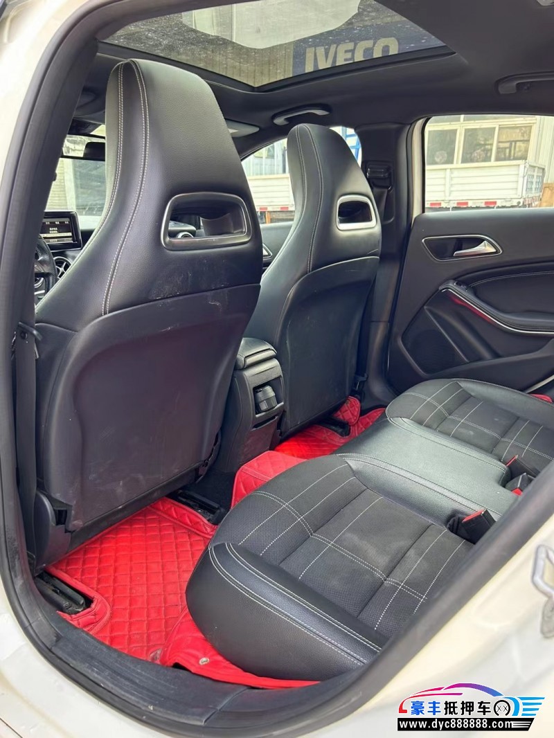 14年奔驰A轿车抵押车出售