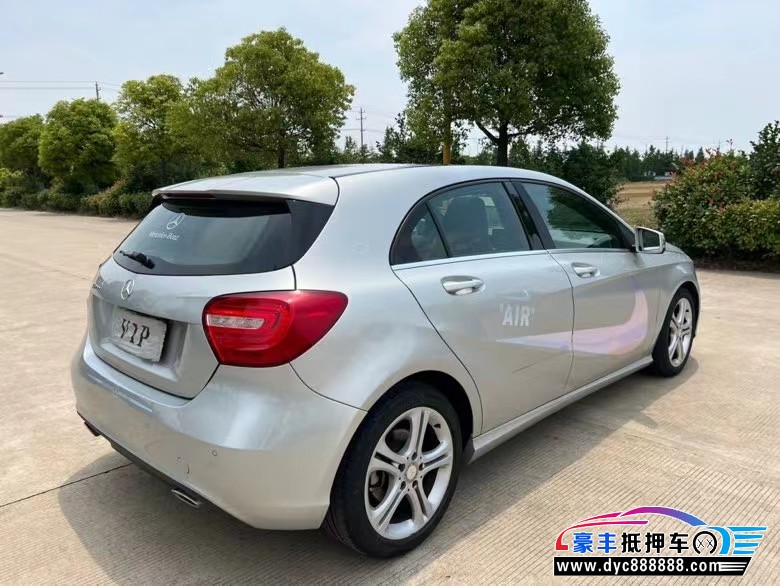 13年奔驰A轿车抵押车出售