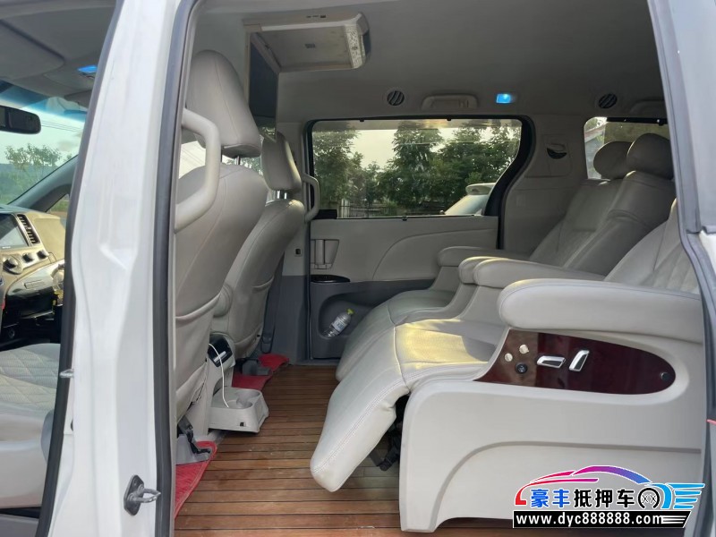 13年丰田塞纳轿车抵押车出售