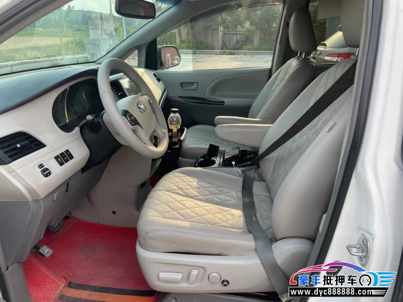 13年丰田塞纳轿车抵押车出售