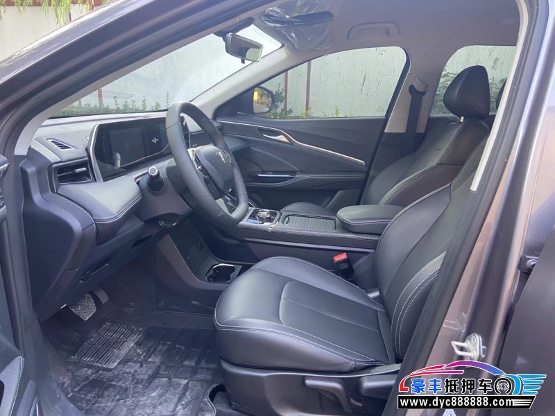 23年哪吒u-ll400轿车抵押车出售