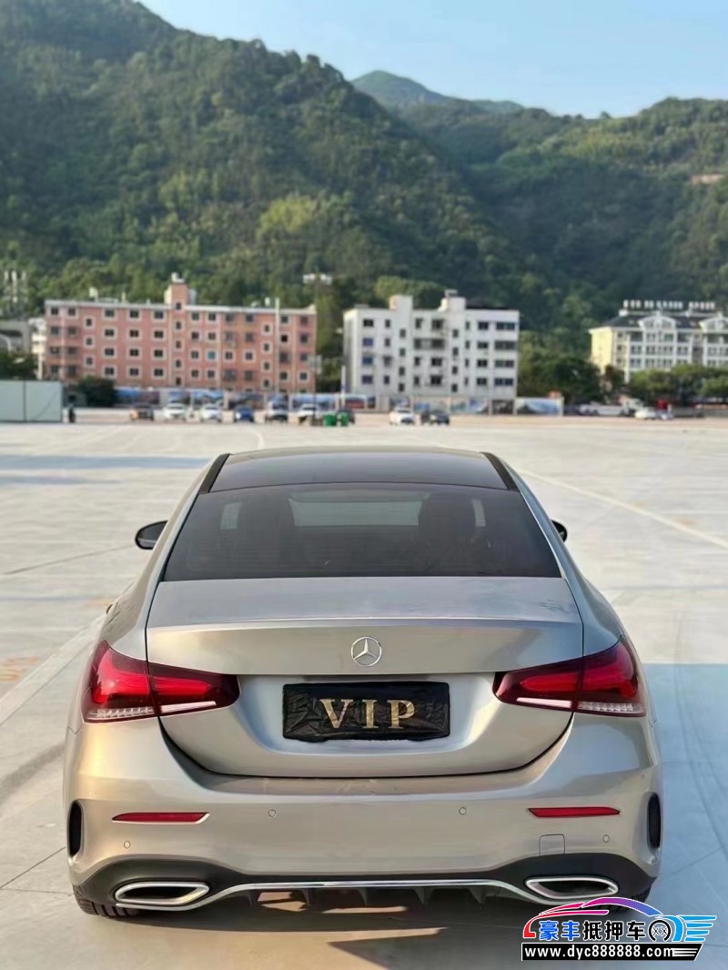 19年奔驰A轿车抵押车出售