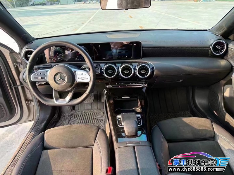 19年奔驰A轿车抵押车出售