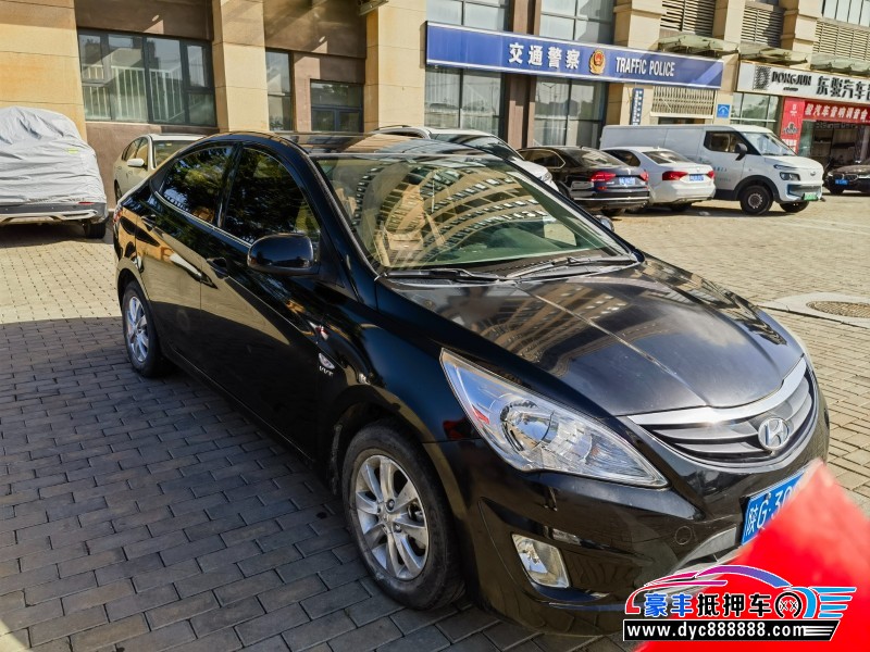 13年现代瑞纳轿车抵押车出售