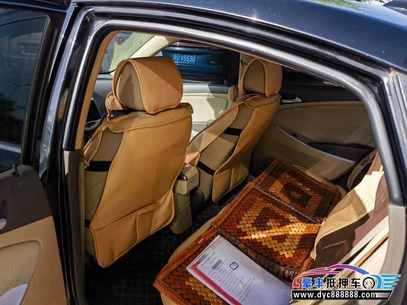 13年现代瑞纳轿车抵押车出售