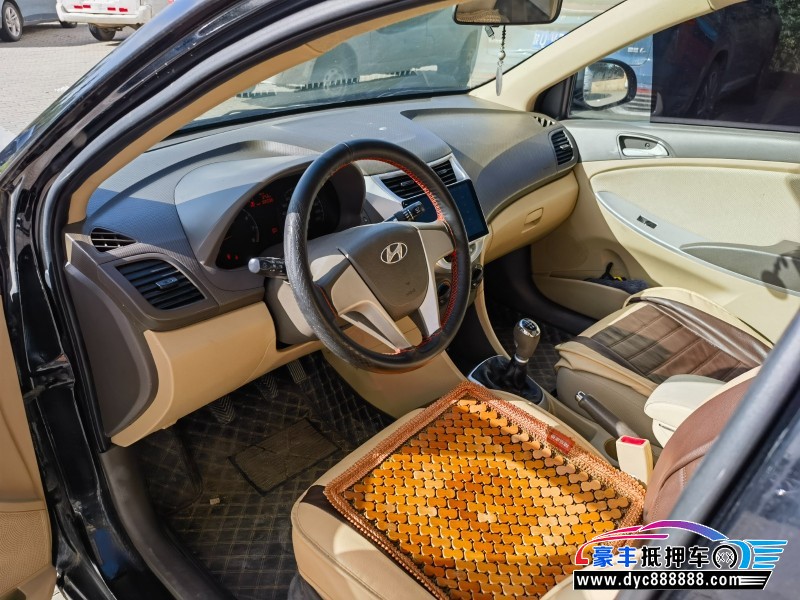 13年现代瑞纳轿车抵押车出售