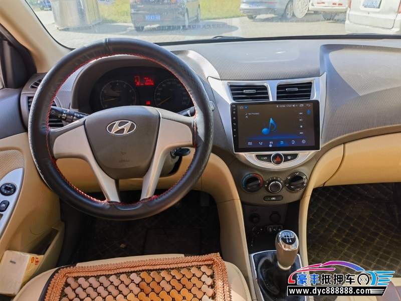 13年现代瑞纳轿车抵押车出售