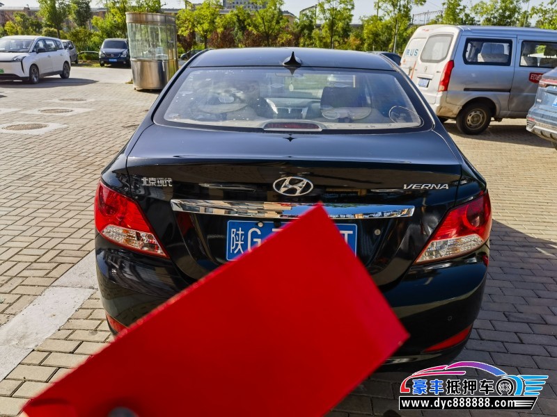 13年现代瑞纳轿车抵押车出售