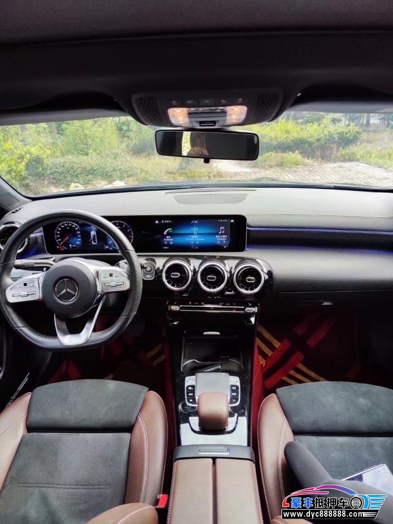 19年奔驰A轿车抵押车出售