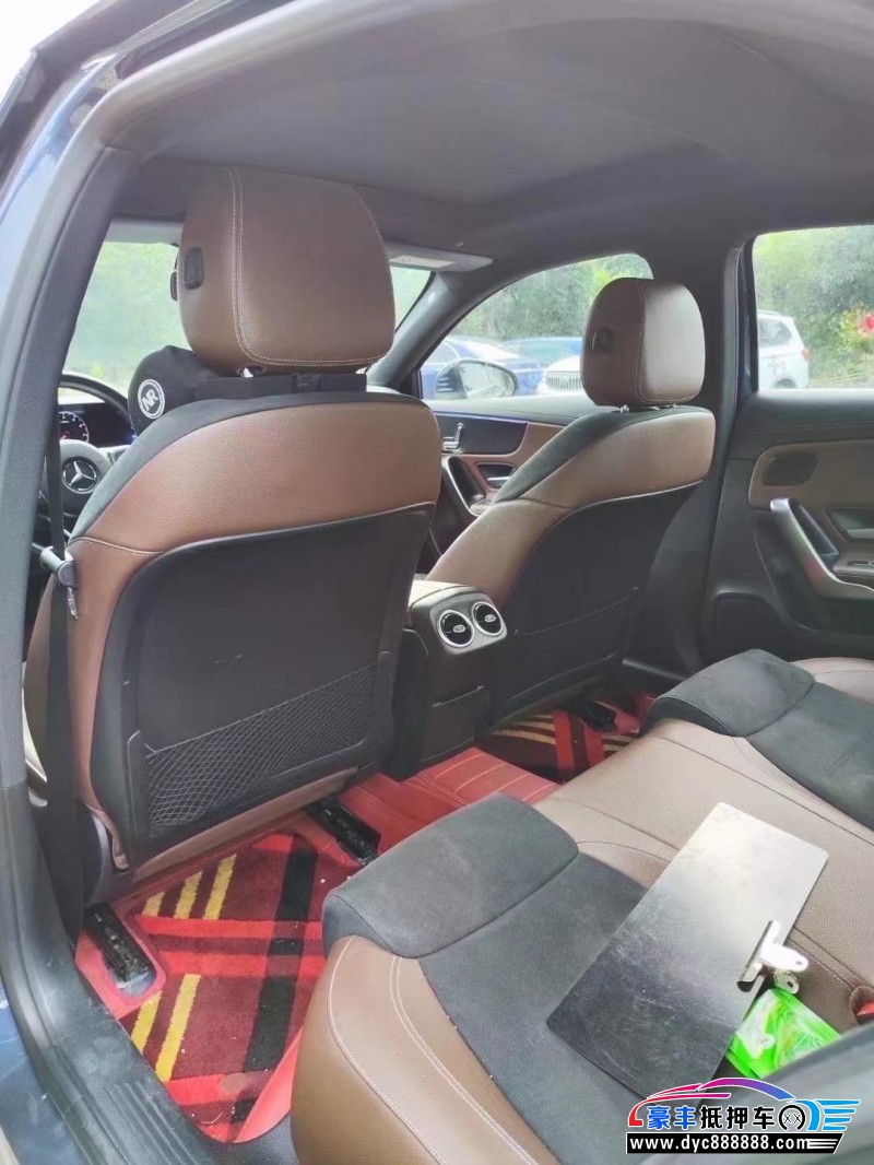 19年奔驰A轿车抵押车出售