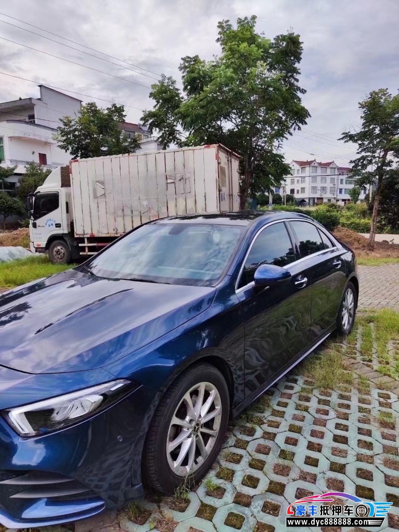 19年奔驰A轿车抵押车出售