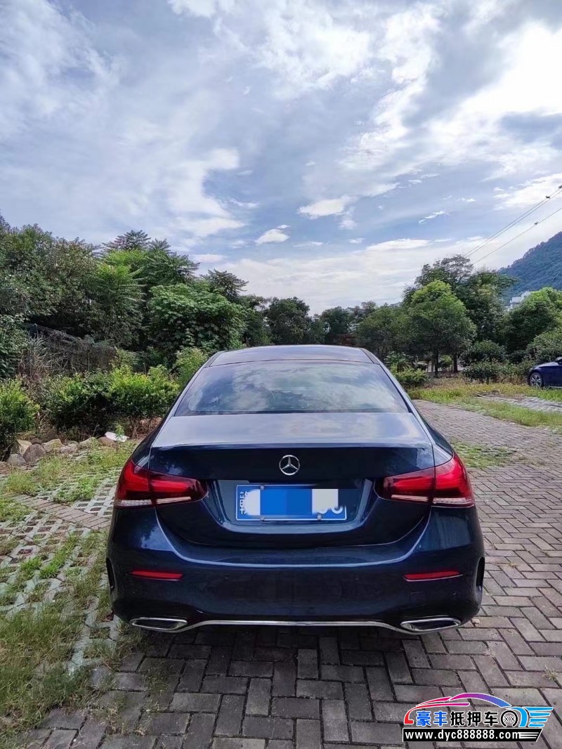19年奔驰A轿车抵押车出售