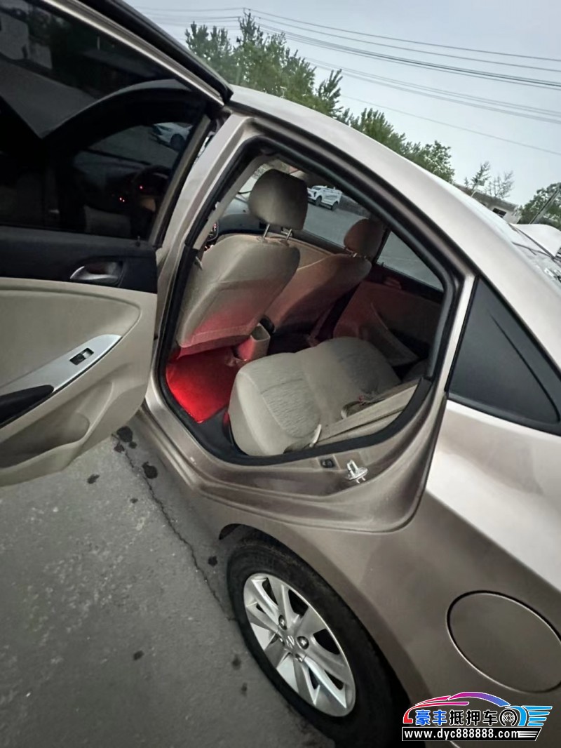 15年现代瑞纳轿车抵押车出售