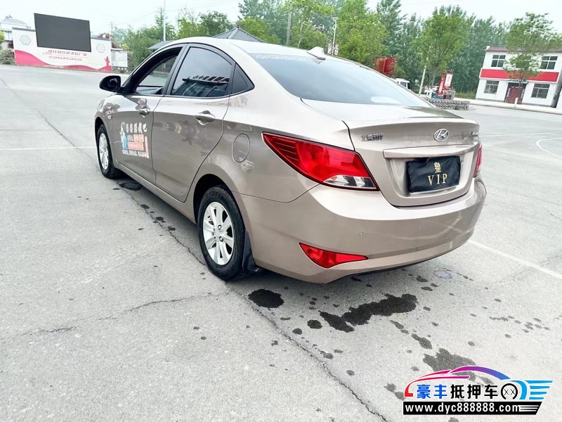 15年现代瑞纳轿车抵押车出售