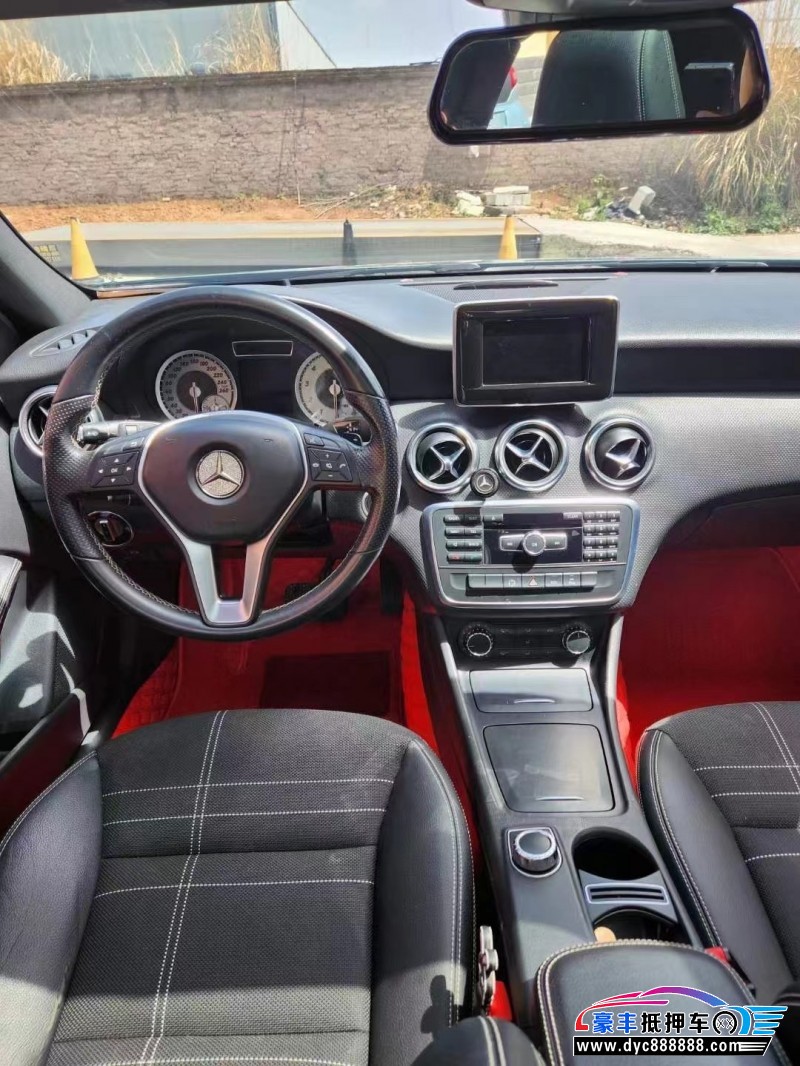 14年奔驰A轿车抵押车出售