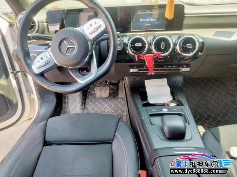 19年奔驰A轿车抵押车出售