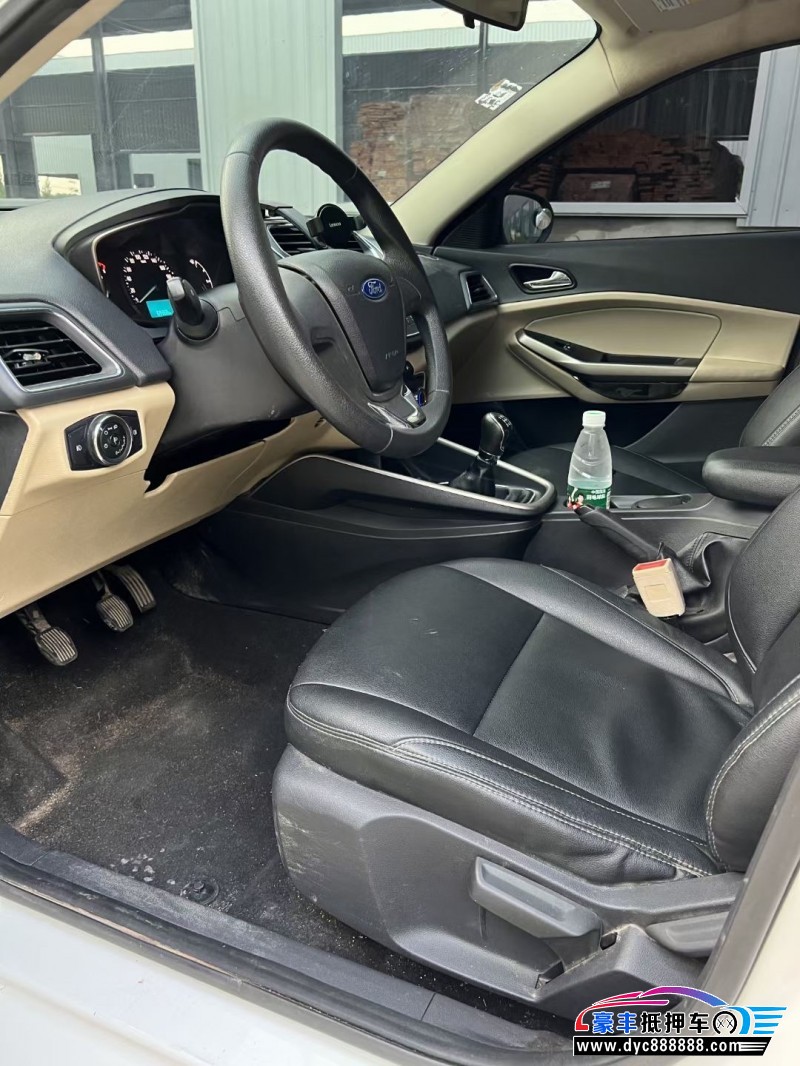 15年福特福睿斯轿车抵押车出售