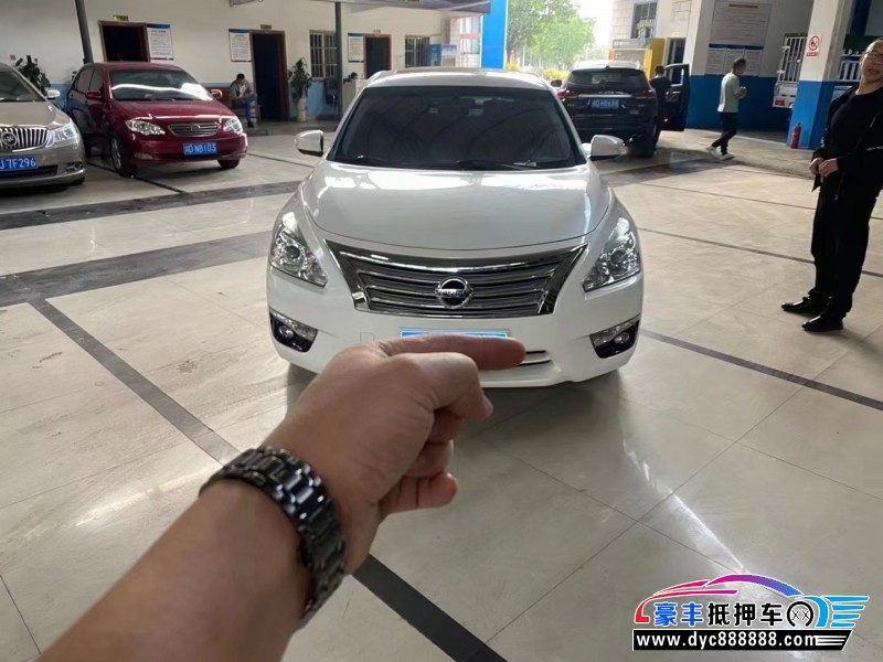 15年日产天籁轿车抵押车出售