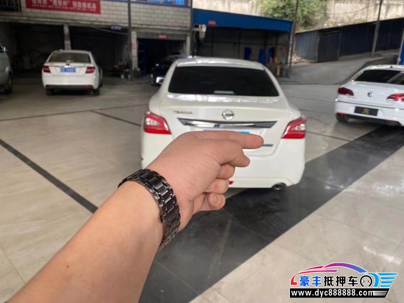 15年日产天籁轿车抵押车出售