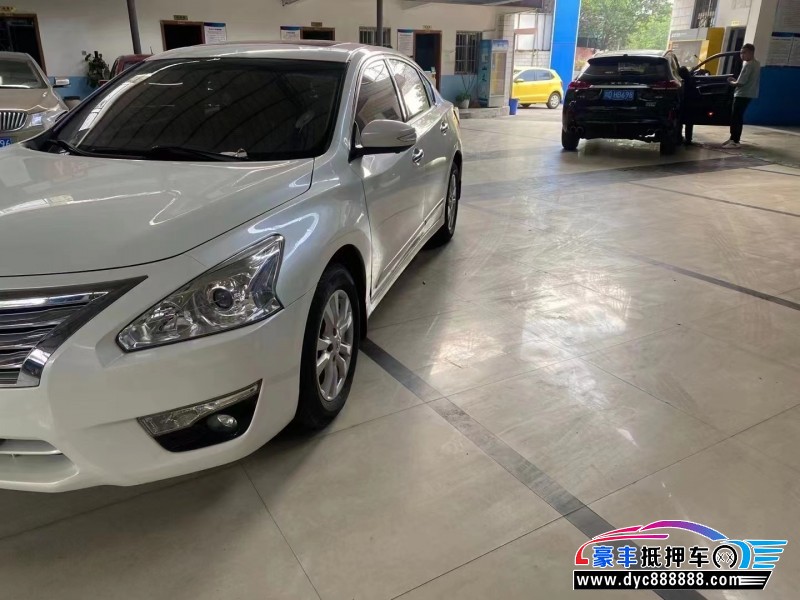 15年日产天籁轿车抵押车出售