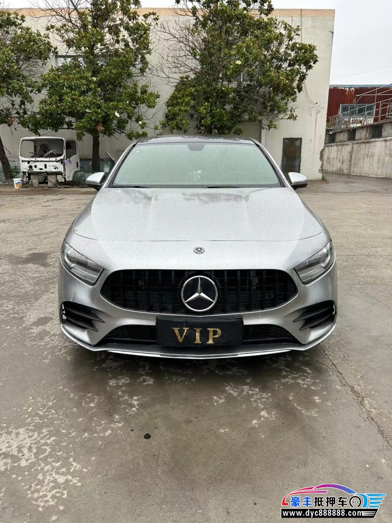 19年奔驰A轿车抵押车出售