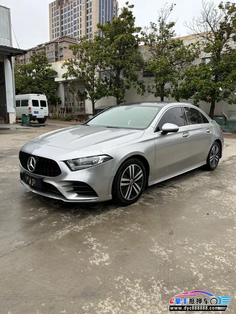 19年奔驰A轿车抵押车出售