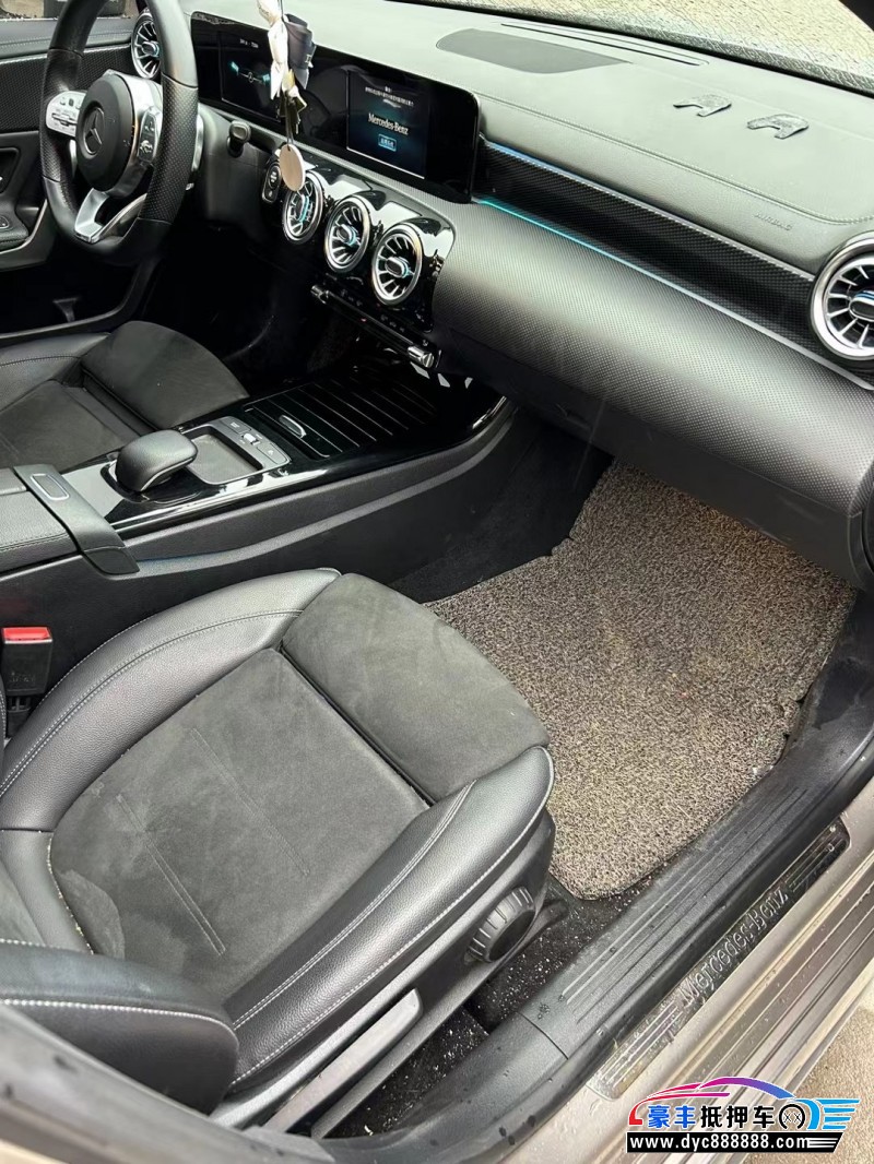 19年奔驰A轿车抵押车出售