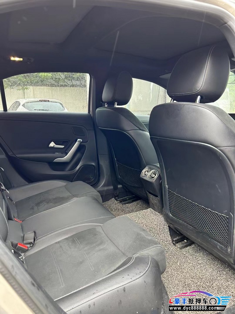 19年奔驰A轿车抵押车出售