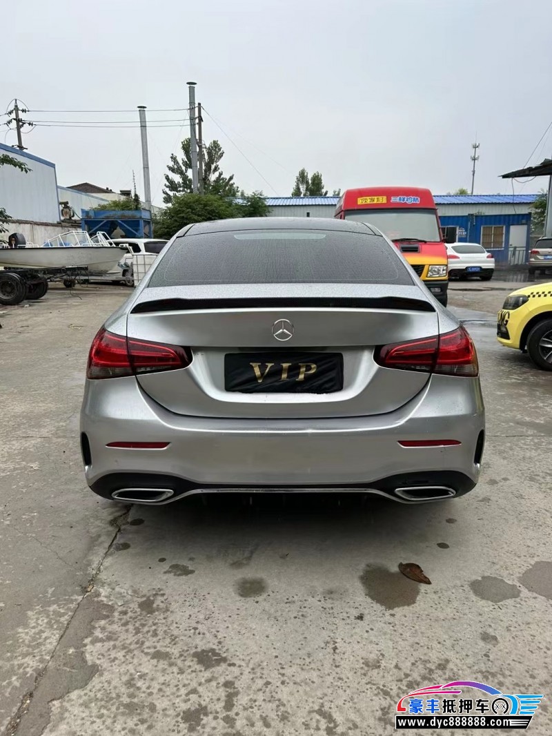 19年奔驰A轿车抵押车出售