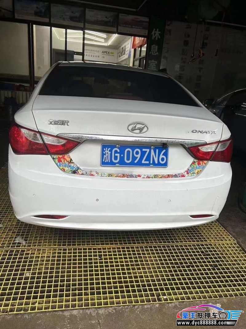 13年现代索纳塔轿车抵押车出售