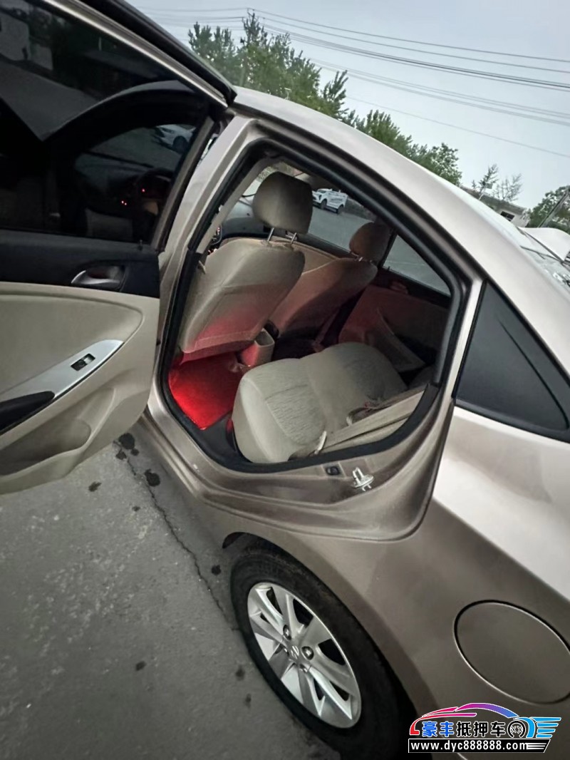 15年现代瑞纳轿车抵押车出售