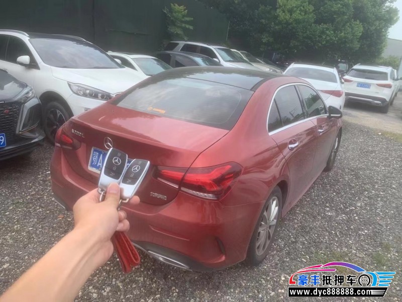 19年奔驰A轿车抵押车出售