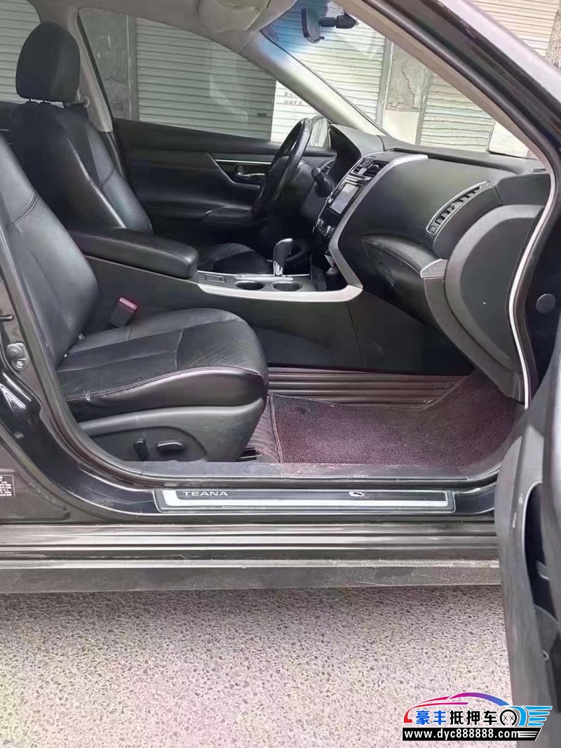 17年日产天籁轿车抵押车出售