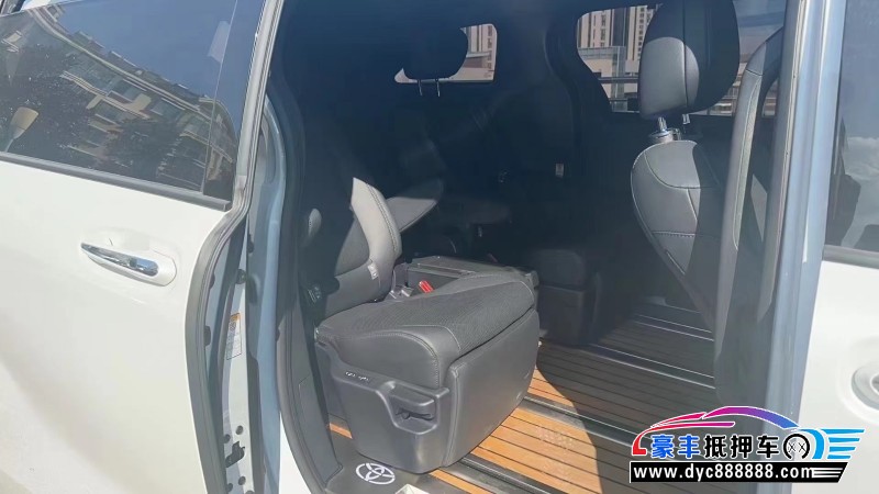 22年丰田塞纳轿车抵押车出售