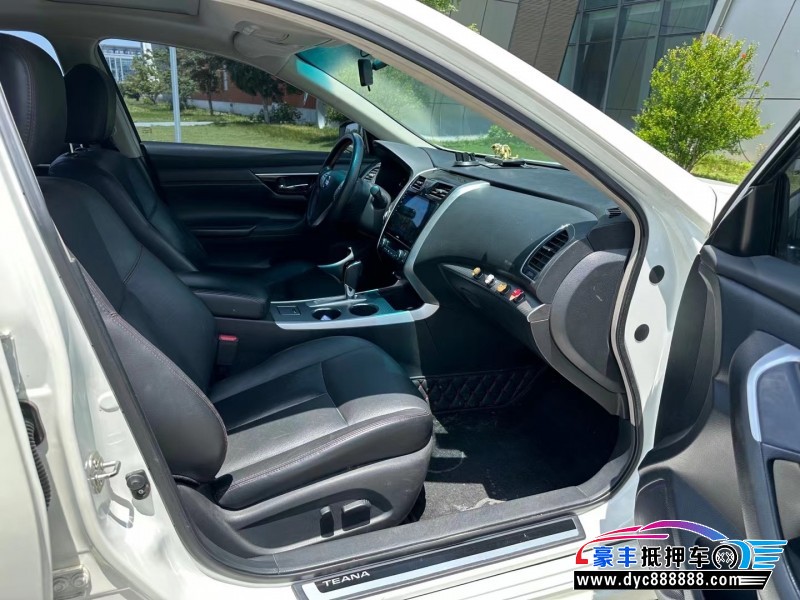 17年日产天籁轿车抵押车出售