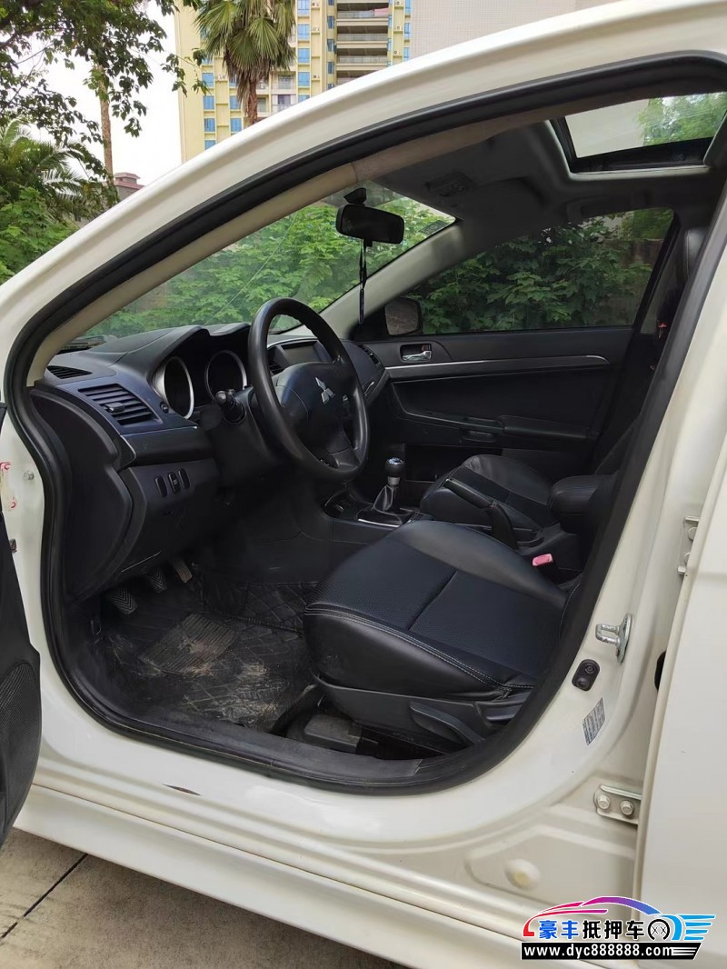 13年三菱翼神轿车抵押车出售