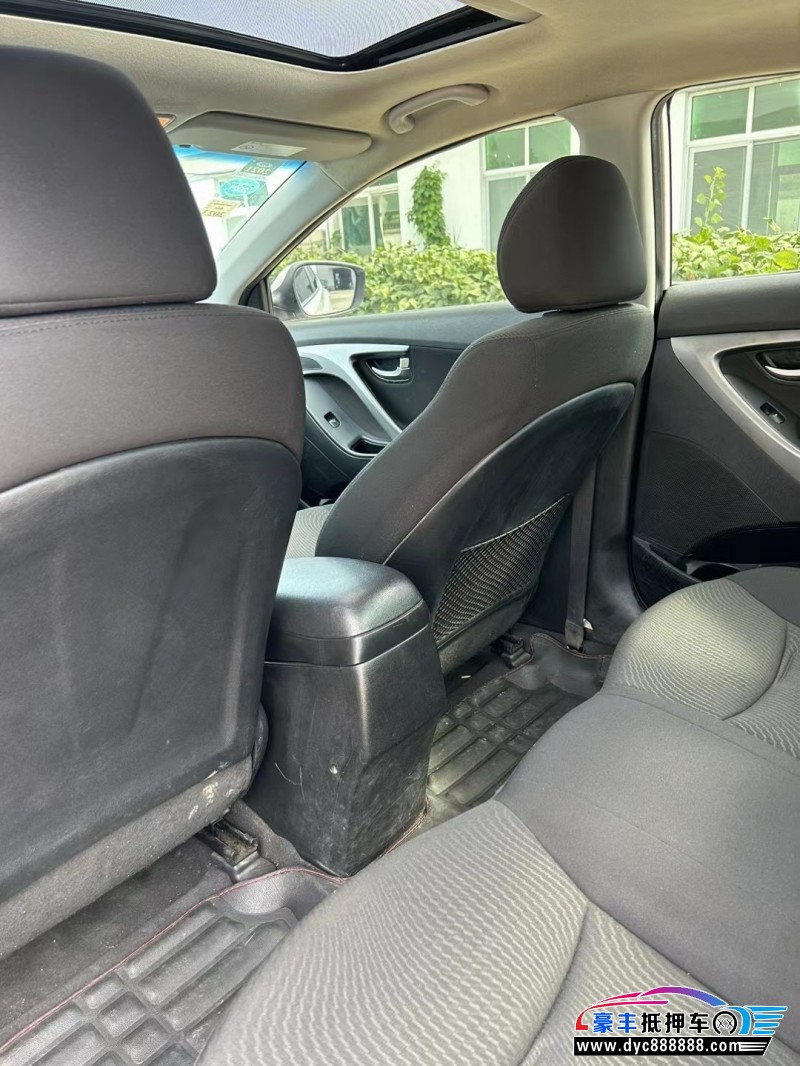 15年现代朗动轿车抵押车出售