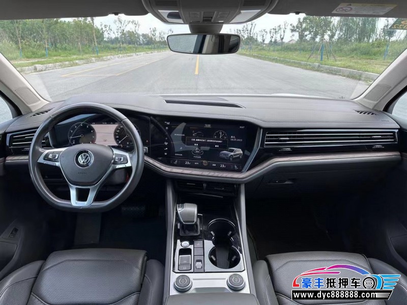 20年大众途锐轿车抵押车出售