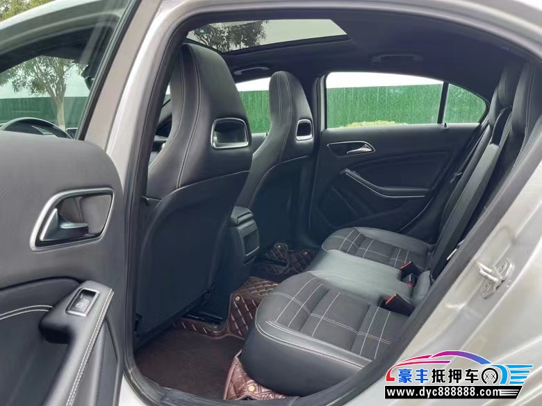 13年奔驰A轿车抵押车出售