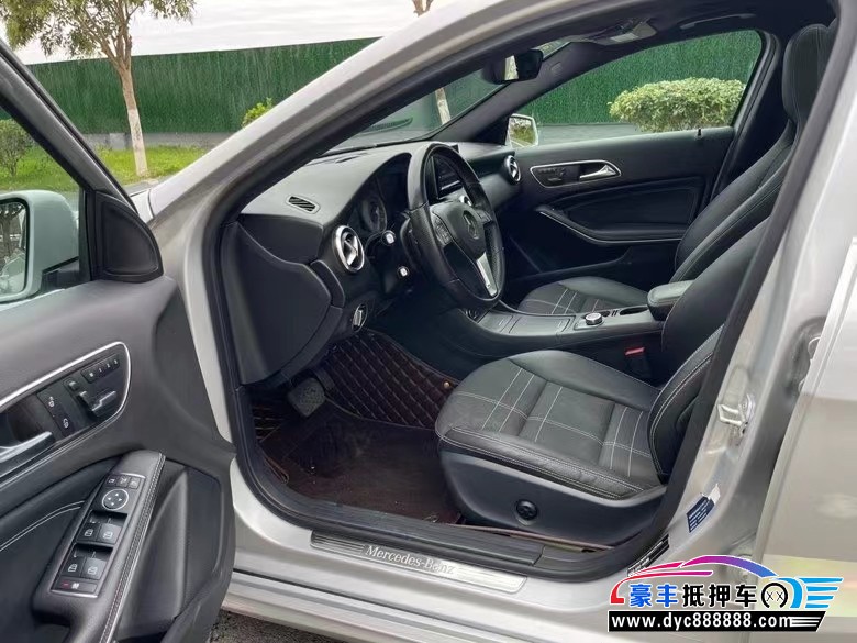 13年奔驰A轿车抵押车出售