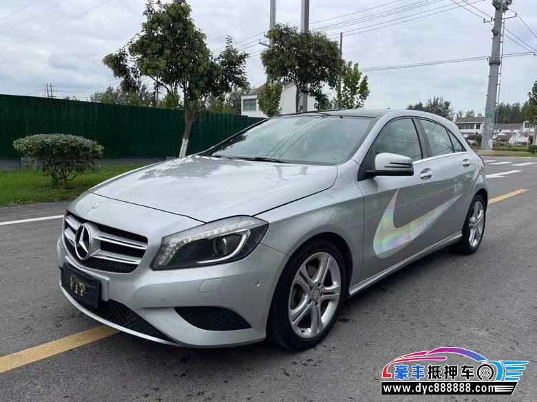 13年奔驰A轿车抵押车出售