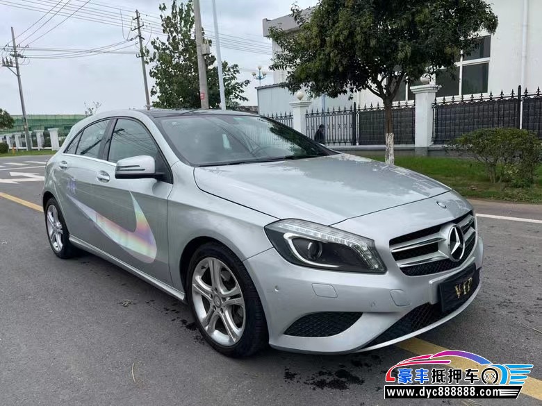 13年奔驰A轿车抵押车出售