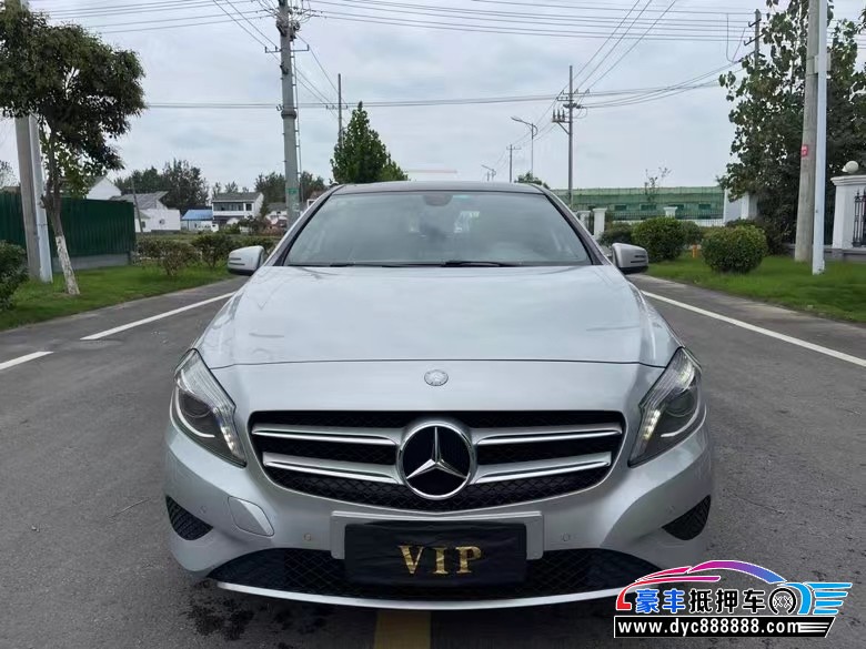 13年奔驰A轿车抵押车出售