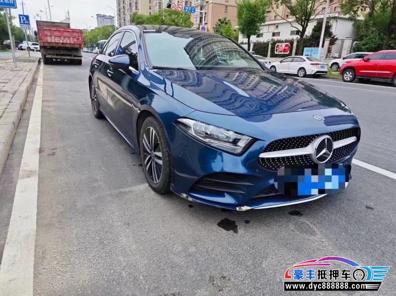 19年奔驰A轿车抵押车出售
